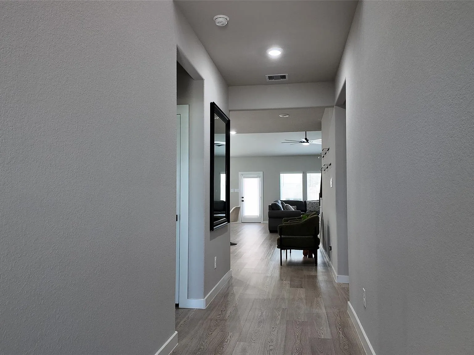 5 bed, 4.0 bath, 2991 sqft, $3,000 — Photo 3