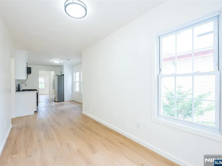 231 Waverly Pl — Photo 5