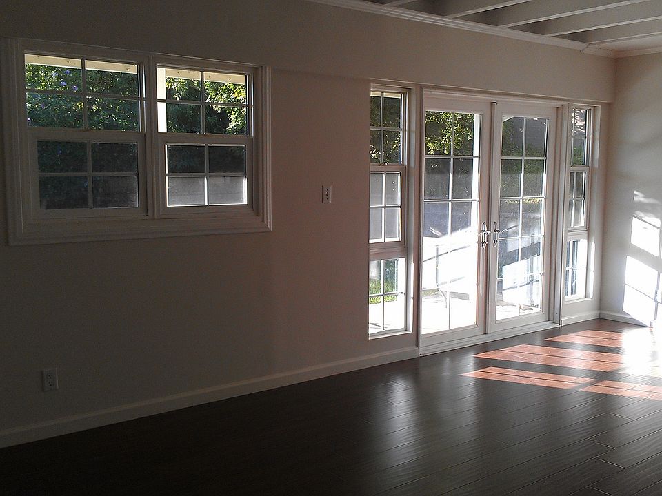 Living Rm w/French Doors