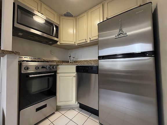 4th image of 121 W 75th St APT 5B