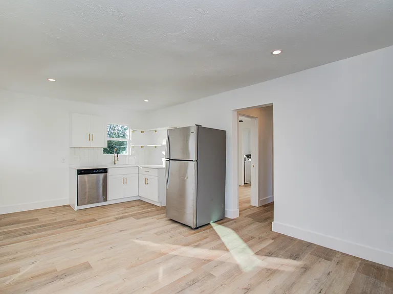 410 Randall St #11 — Photo 4
