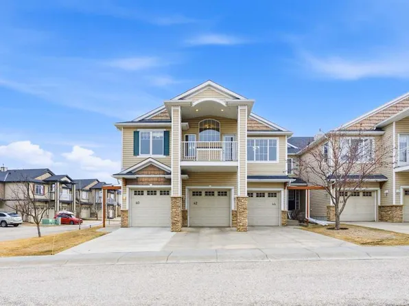40 SW Royal Birch Mount NW, Calgary, AB T3G 5W9