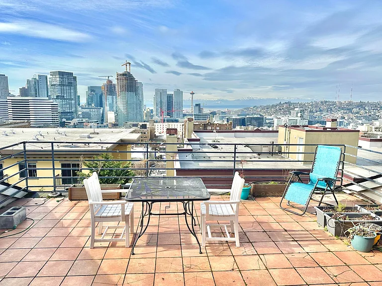 712 E Denny Way — Photo 12
