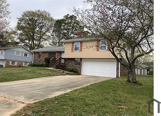 3 bed, 1942 sqft, $1,975 — Photo 2