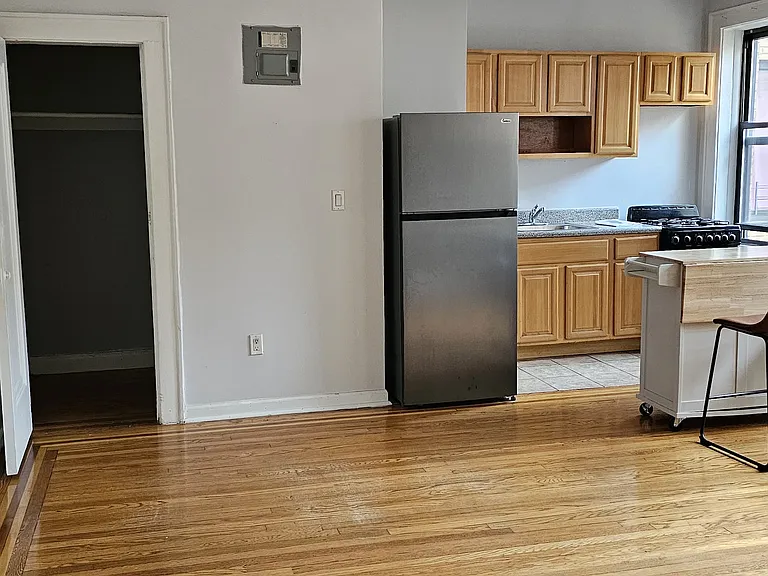 610 Salem Ave — Photo 8