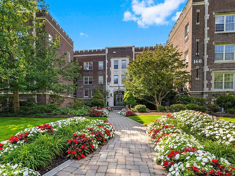 Worthington House Apartments — Photo 23