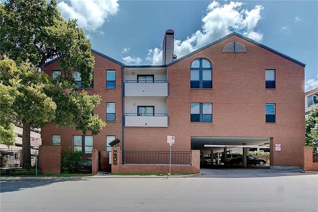 2905 Swisher St Apt 205 — Photo 1