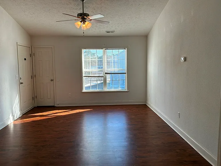 102 John Ct — Photo 3