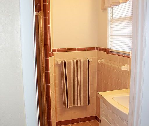 5th image of 712 NW 40th St