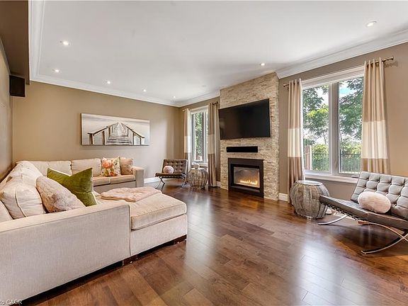 4th image of 258 Edgewater Cres #3