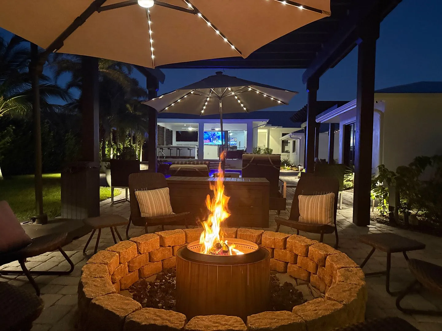 ** Luxury At Its Finest ** Stunning Top To Bottom This 4 Bed-5 Bath Single Family Pool And Spa Ho... — Photo 3