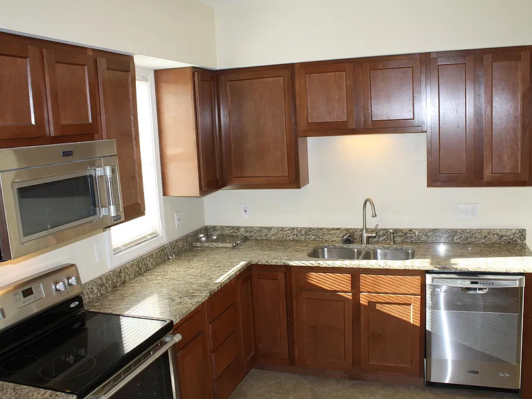 1466 Indianola Ave — Photo 2