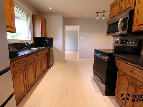 3rd image of 414 Pineview Bay