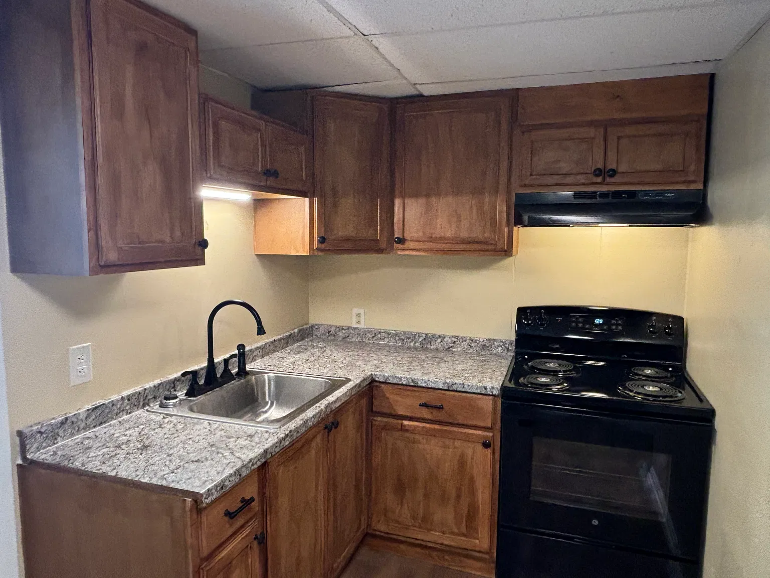 2 bed, 800 sqft, $1,300 — Photo 2