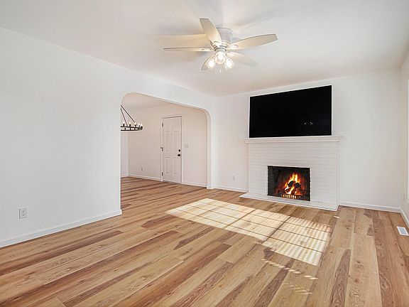 4th image of 3715 Brentwood Dr