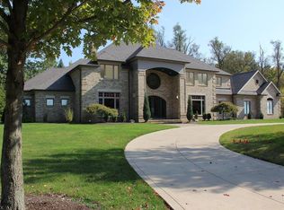 10 Brandon Ct, Moreland Hills, OH 44022