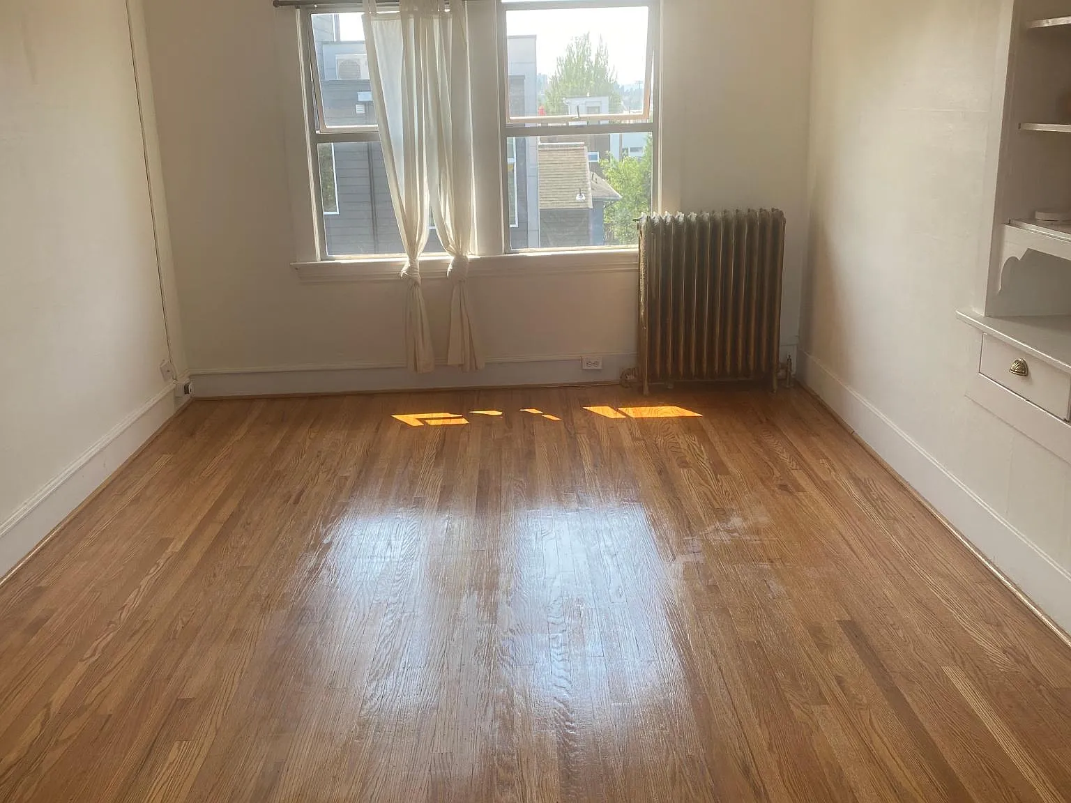 2 bed, 1000 sqft, $2,350 — Photo 2