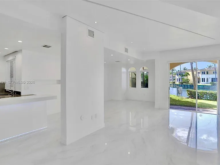 21032 NE 32nd Ave — Photo 6