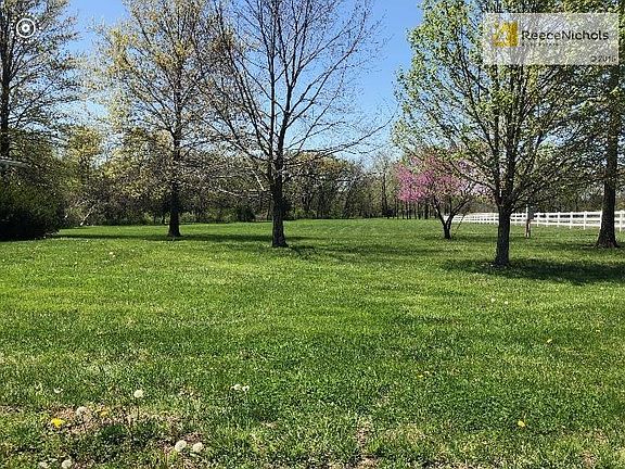 4th image of 20700 Tonganoxie Dr