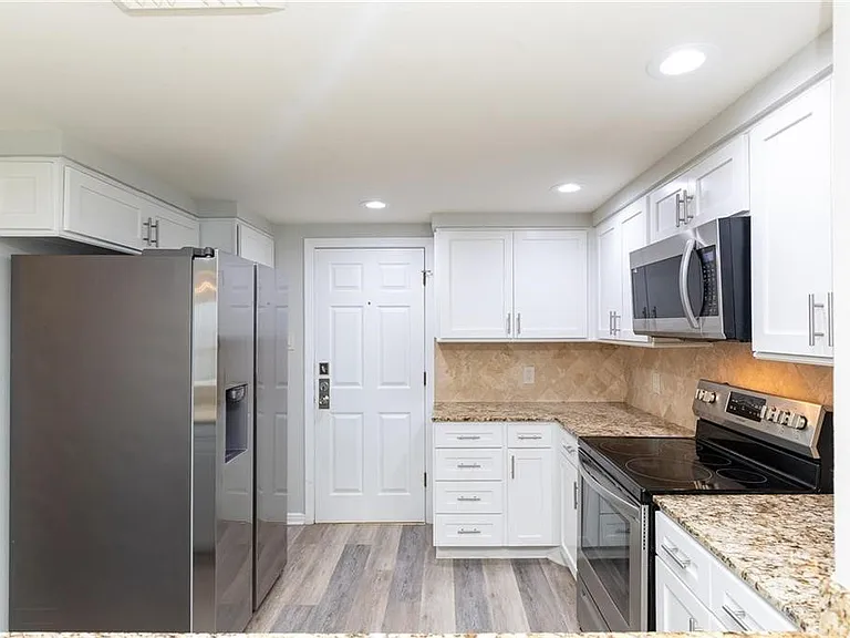 200 W Cotter Ave — Photo 26