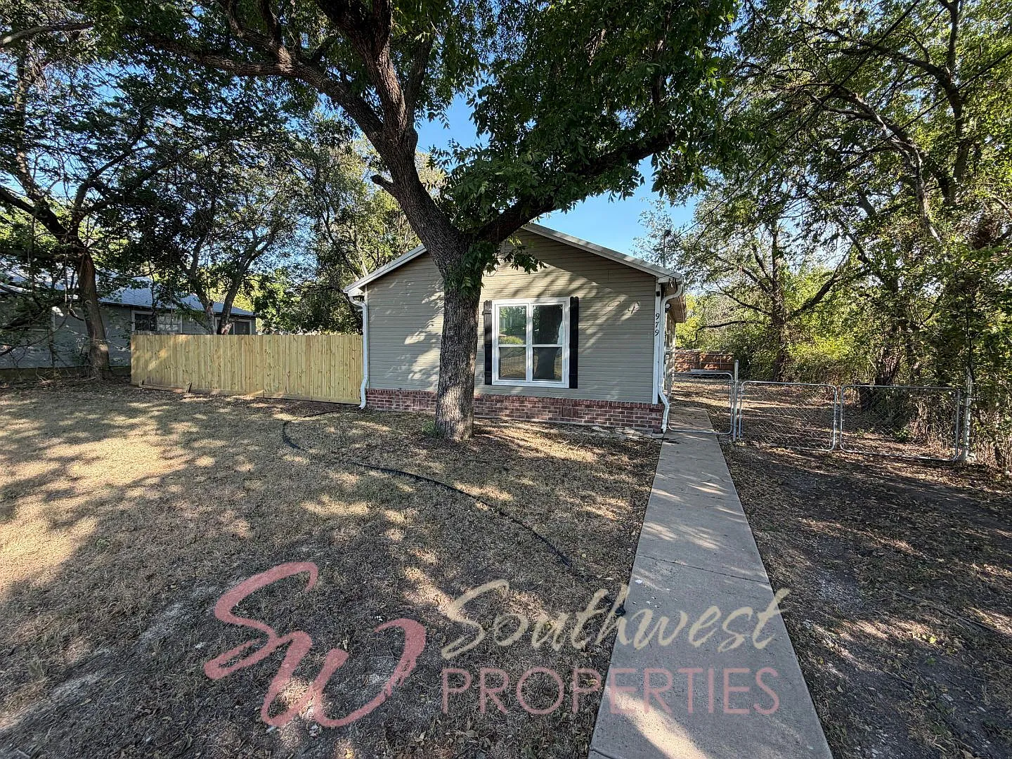 3 bed, 2.0 bath, 961 sqft, $1,600 — Photo 2