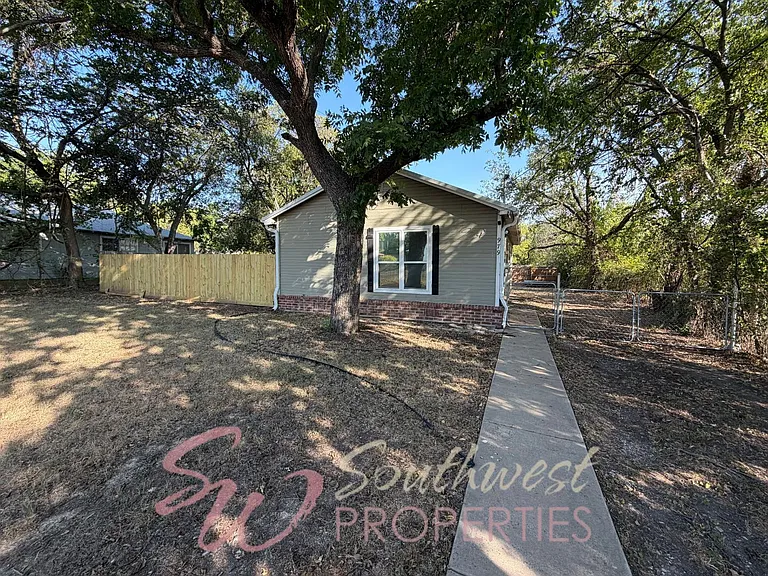 979 W Pecan St — Photo 2