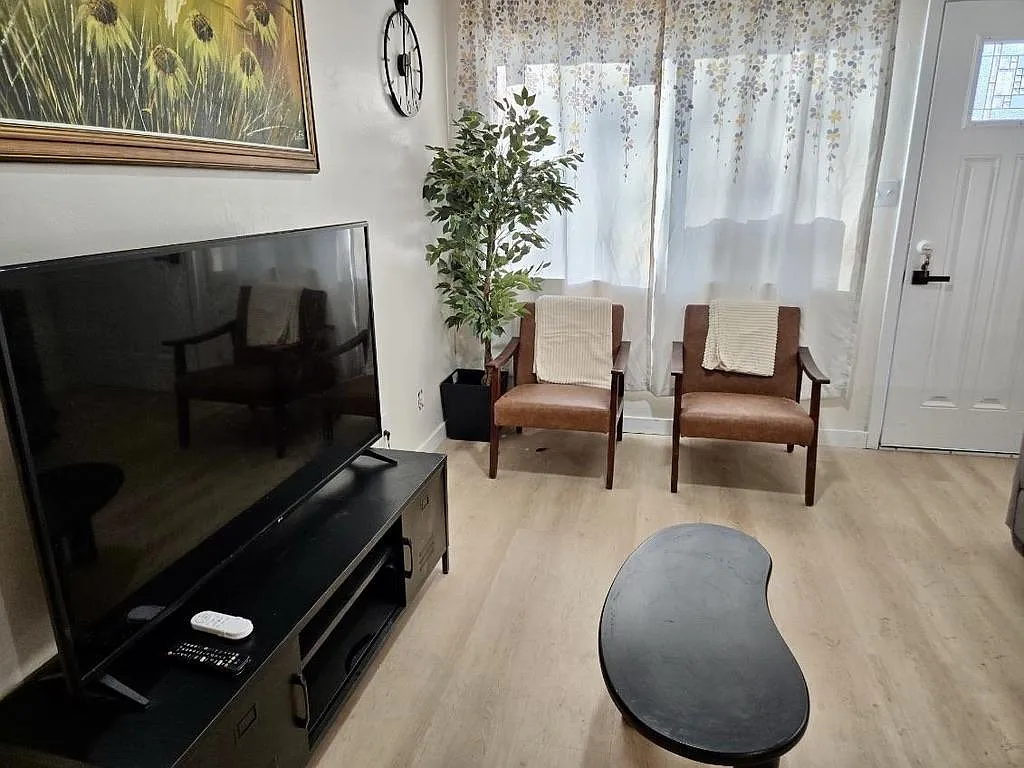 3 bed, 2.0 bath, 1050 sqft, $1,204 — Photo 4