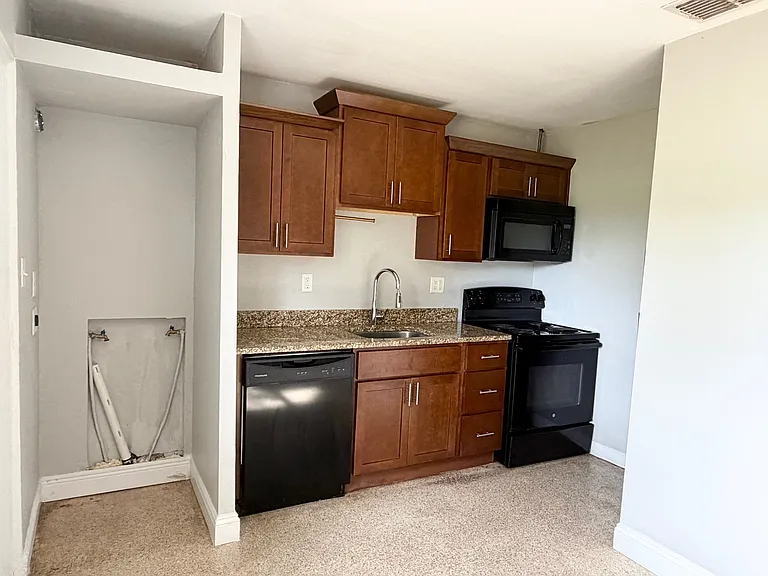 505 Varsity St — Photo 4