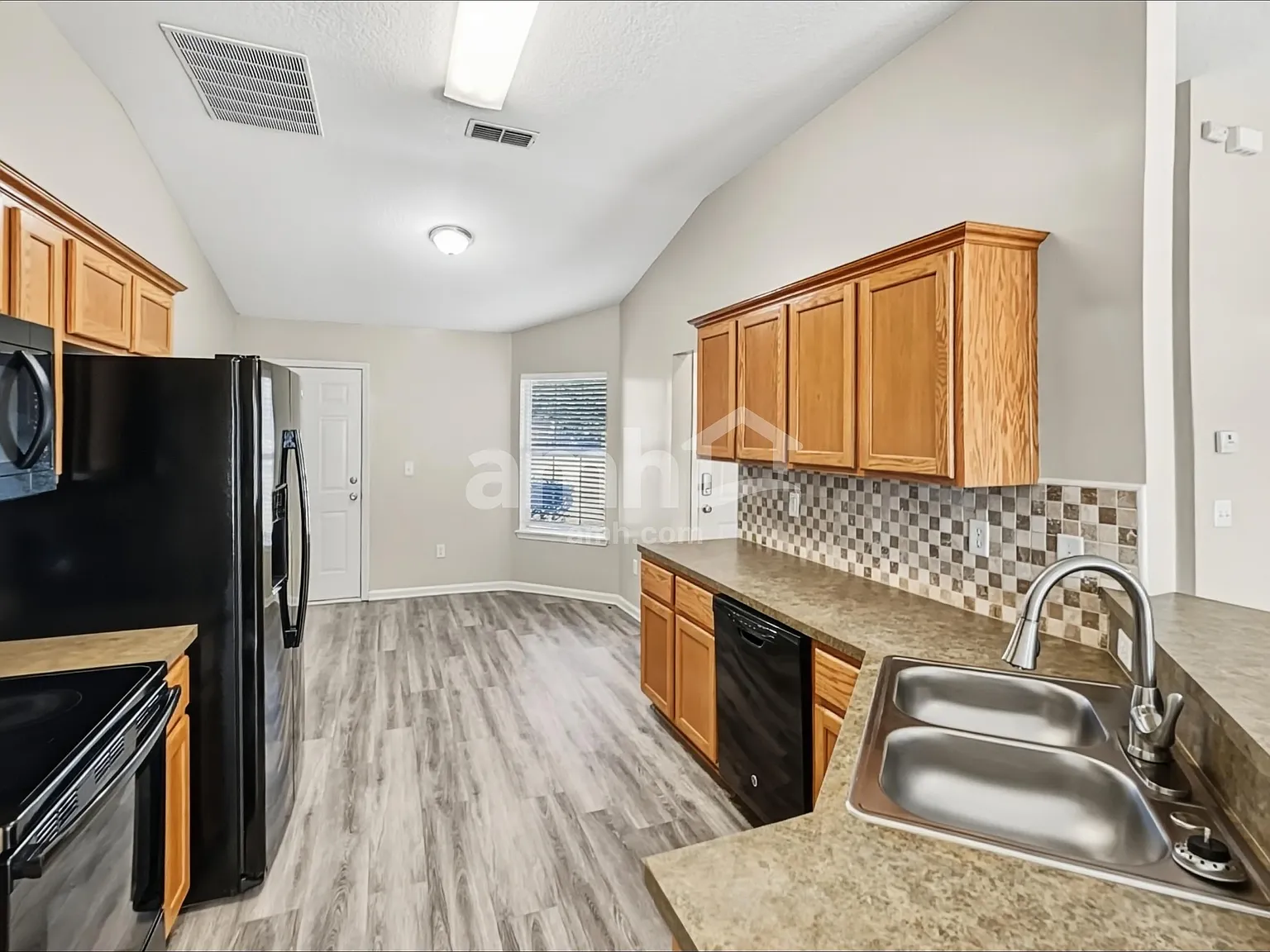 4 bed, 2.0 bath, 1600 sqft, $2,065 — Photo 3