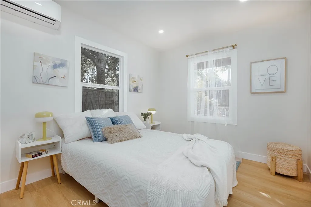 2 bed, 704 sqft, $5,900 — Photo 3