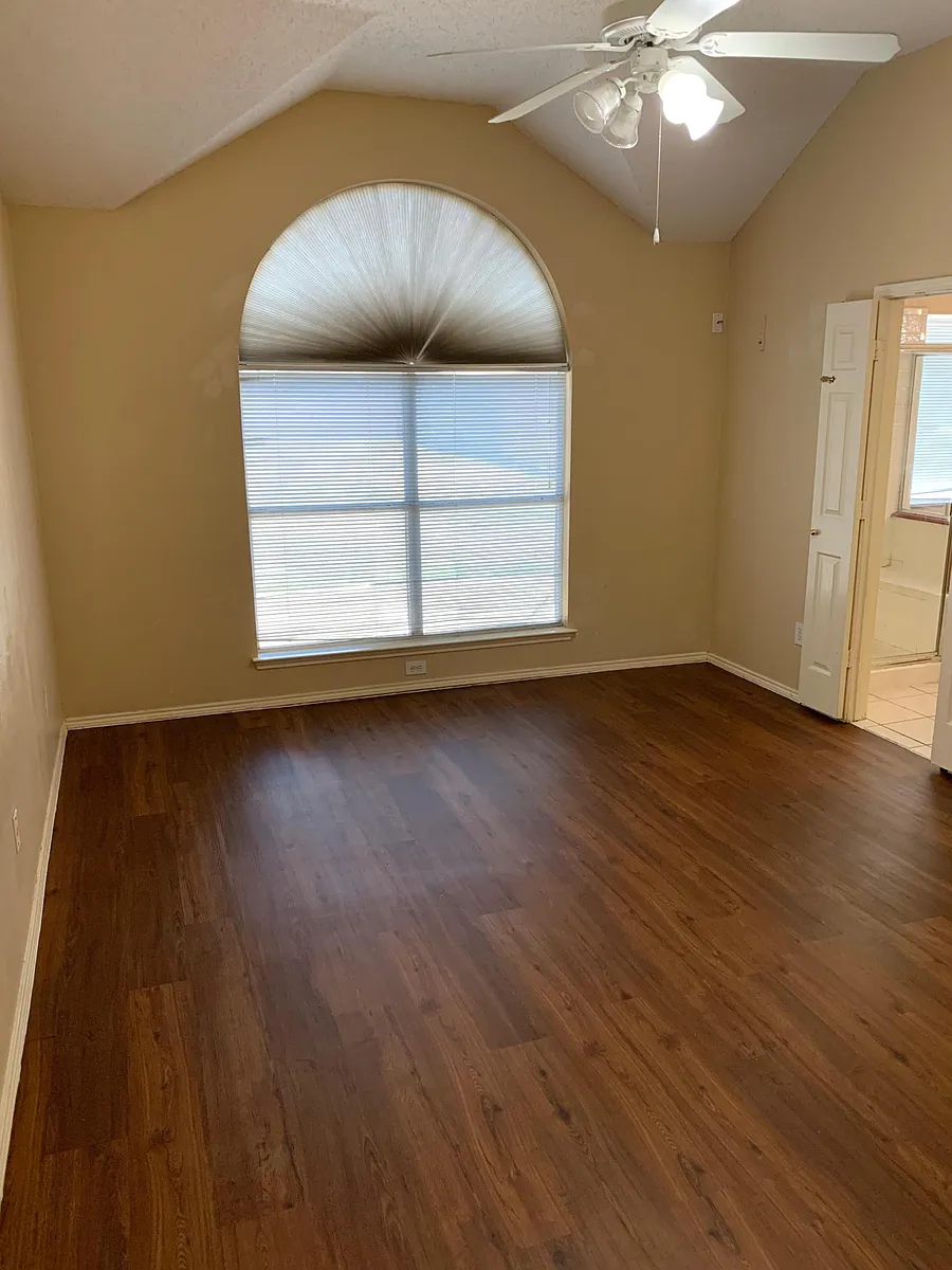 Building Photo - 2114 Bay View Dr