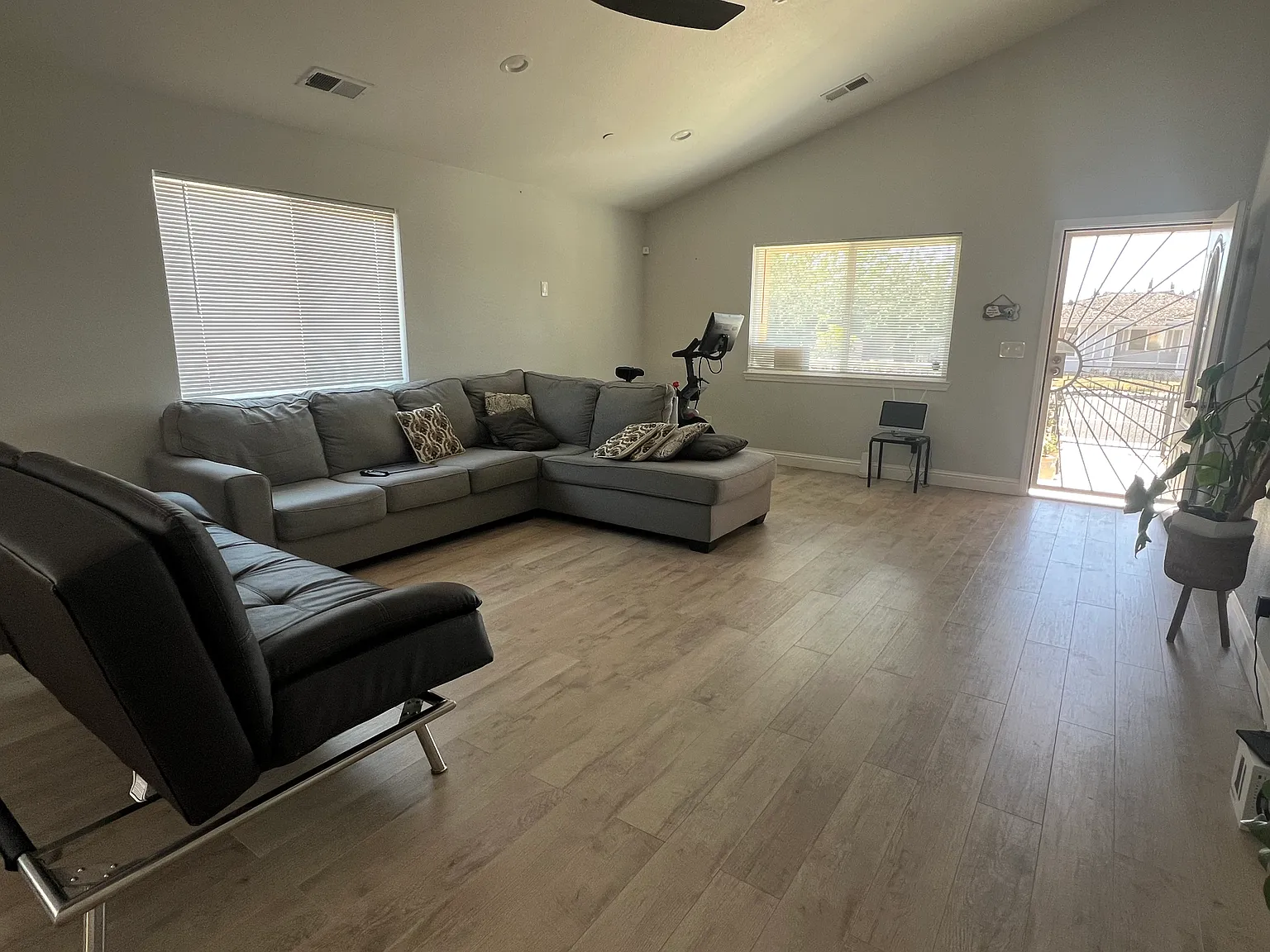 3 bed, 1300 sqft, $3,850 — Photo 4