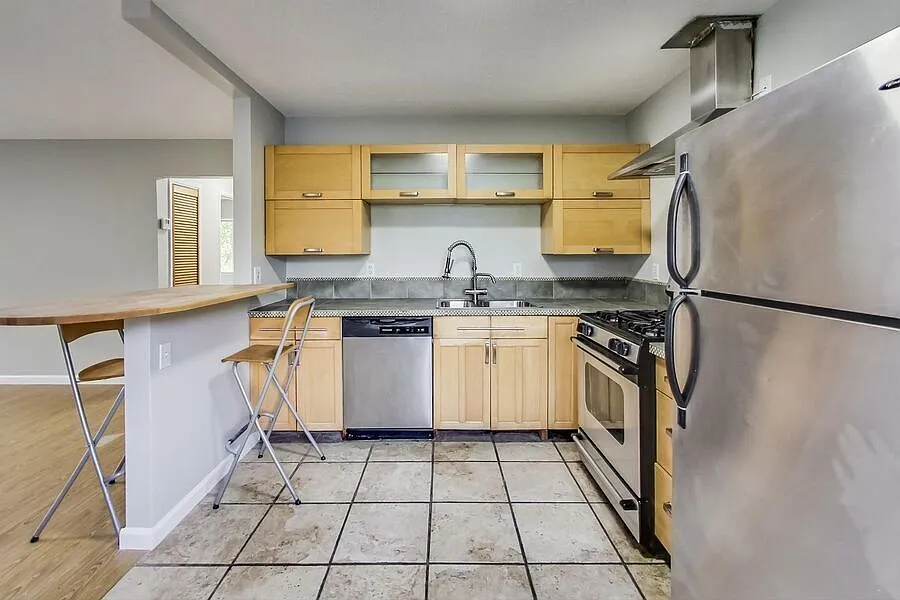 Modern and Sunny 2 Bedroom apartment ! — Photo 3