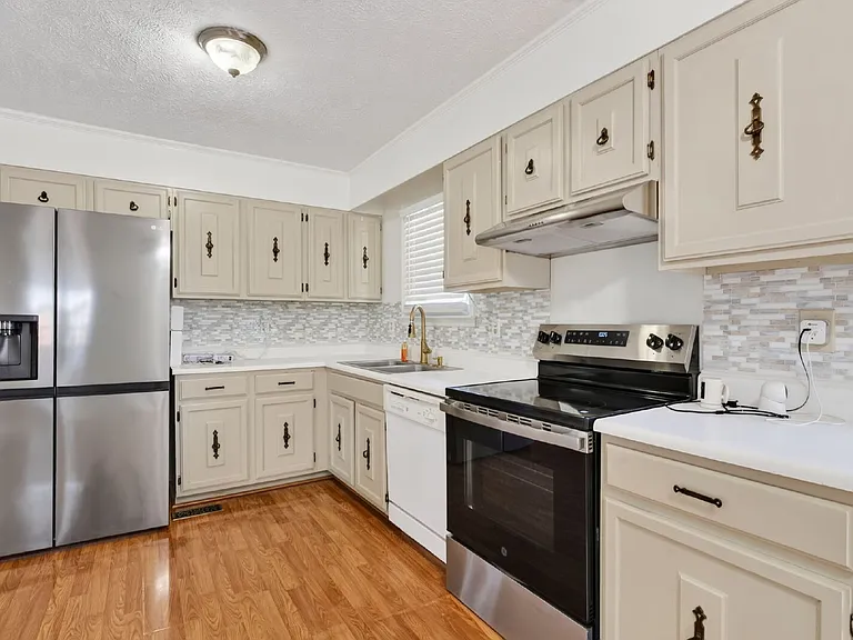 3225 Glenmore Dr — Photo 8