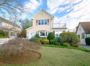 30 Lyons Rd, Scarsdale, NY 10583