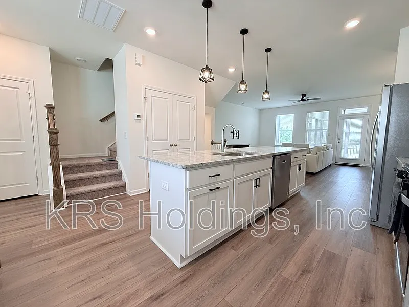3 bed, 2.5 bath, 1824 sqft, $1,995 — Photo 3
