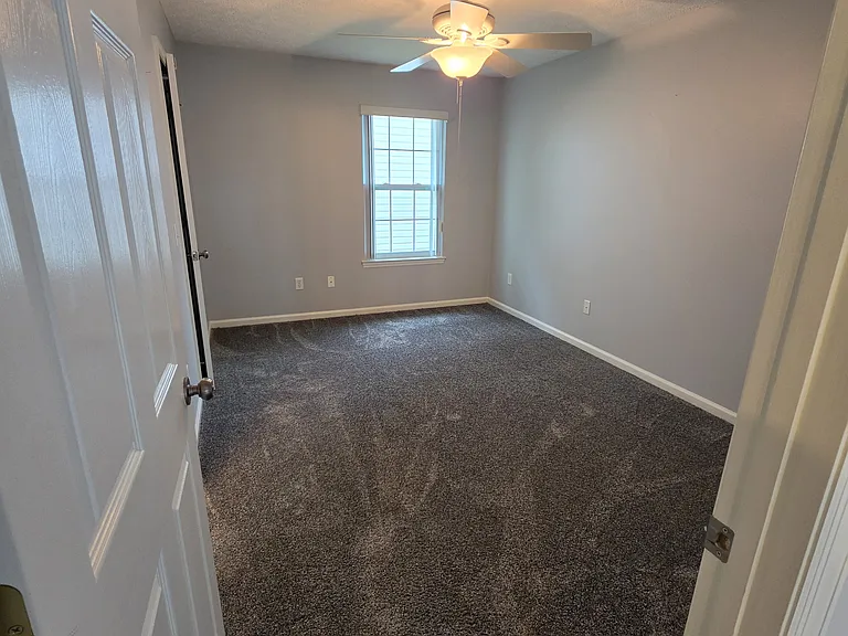 Middle guest bedroom