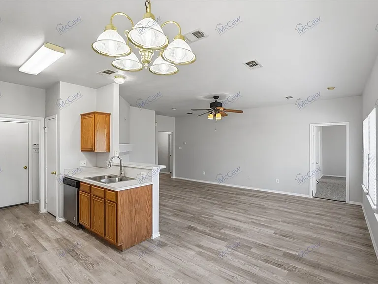 412 Pin Oak Ln — Photo 5
