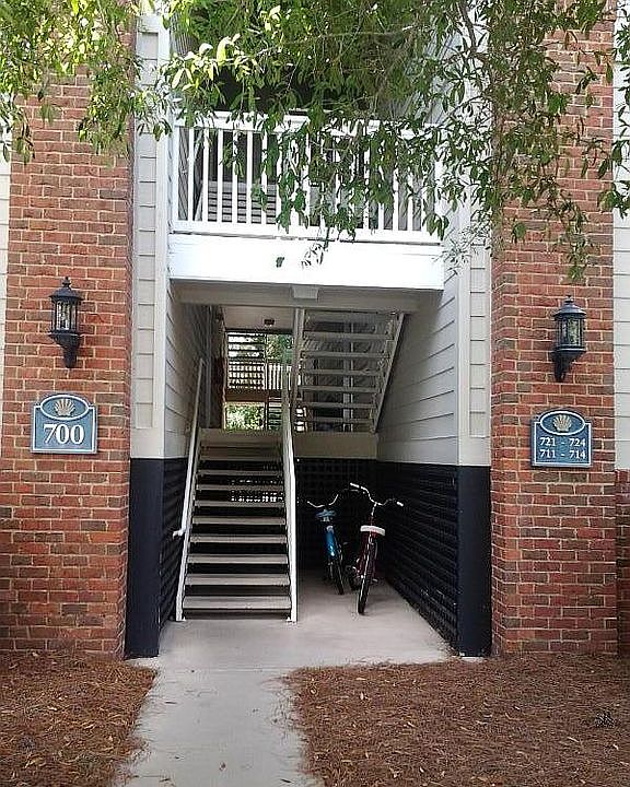 Entrance to Building 700 and Unit 724 on 2nd floor in rear.