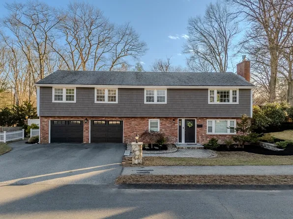 12 Fieldstone Dr, Stoneham, MA 02180