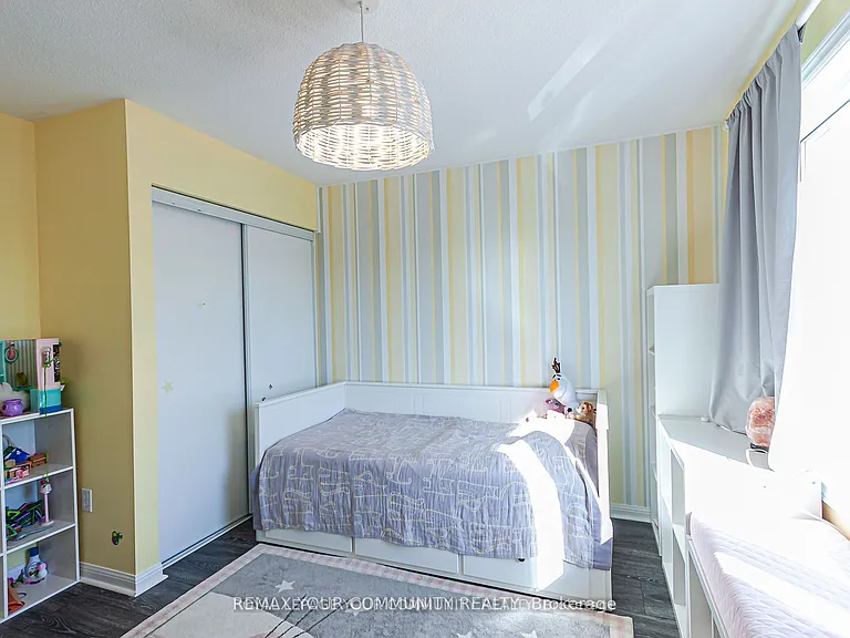 688 Hamilton Cres — Photo 15