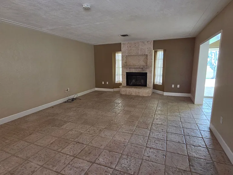 1876 Mid Ocean Cir — Photo 2