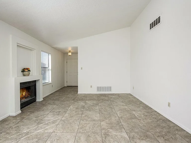 2136 Pioneer Ave — Photo 12