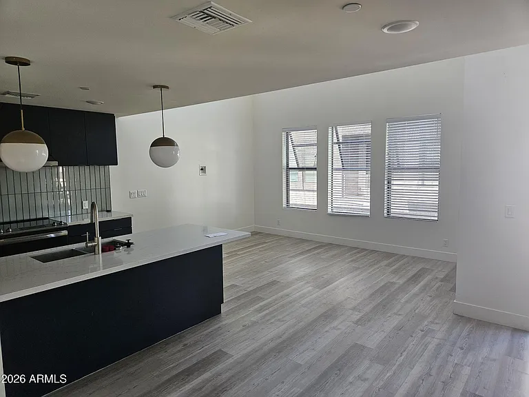 214 S Roosevelt St #L — Photo 5