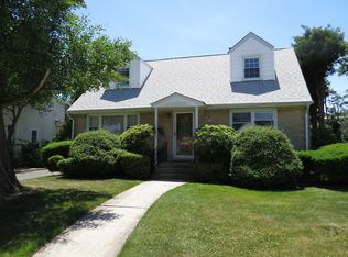 70 Woodhollow Rd, Albertson, NY 11507