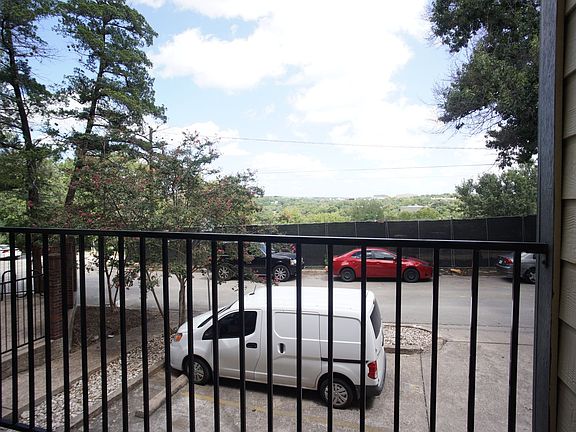 3rd image of 914 W 26th St APT 102