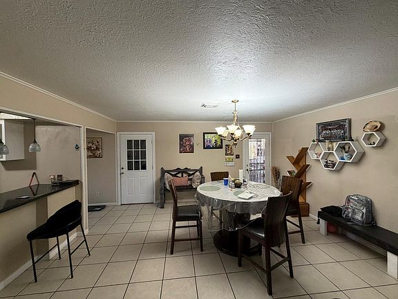 3rd image of 626 Saddle Rock Dr