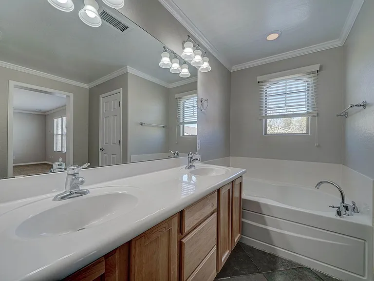 2143 W Marconi Ave — Photo 26