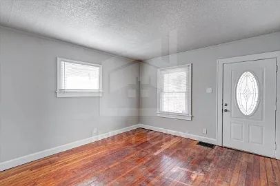 815 N Centennial St — Photo 2