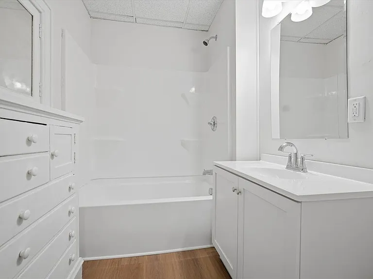 312 E Locust St #4 — Photo 7